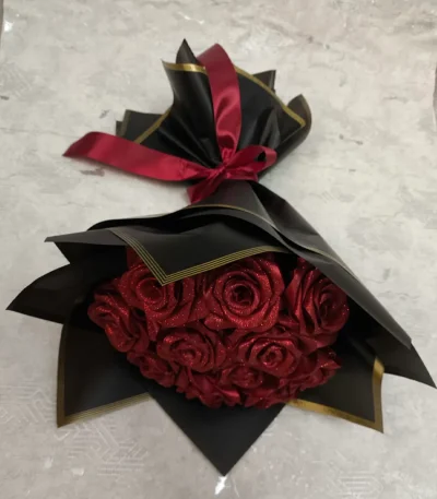 دسته گل رز زرشکی با کاغذ طلایی مشکی تهران