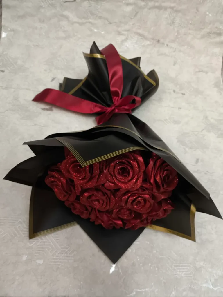 دسته گل رز زرشکی با کاغذ طلایی مشکی تهران
