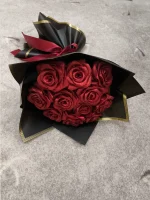 دسته گل رز زرشکی با کاغذ مشکی
