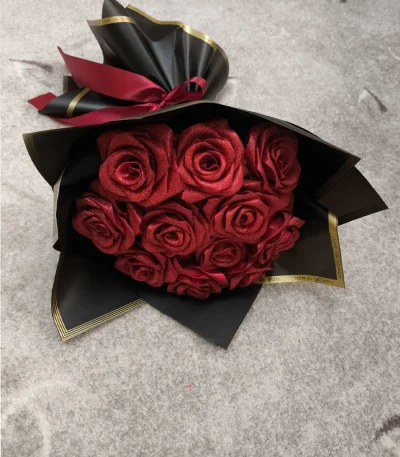 دسته گل رز زرشکی با کاغذ مشکی