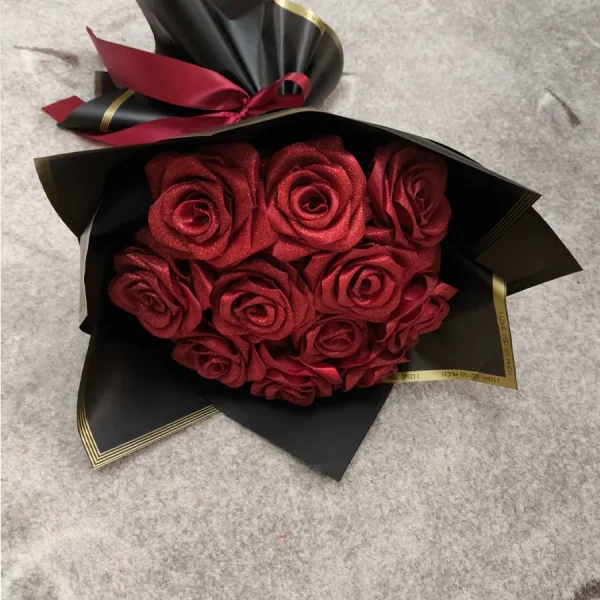 دسته گل رز زرشکی با کاغذ مشکی