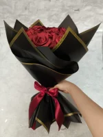 دسته گل رز زرشکی با کاغذ طلایی مشکی ورامین