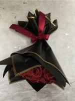 گل رز زرشکی با کاغذ طلایی مشکی ورامین