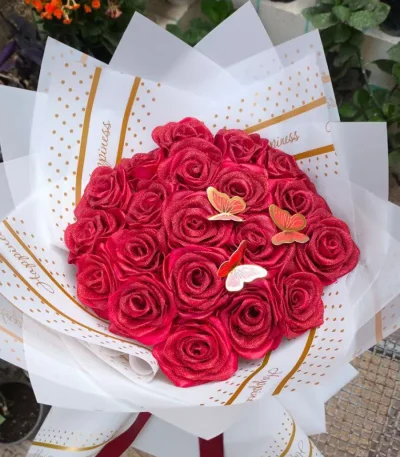 دسته گل ۱۲ شاخه رز با تور برفی