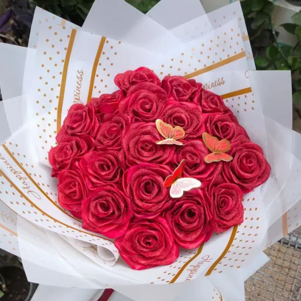 دسته گل ۱۲ شاخه رز با تور برفی
