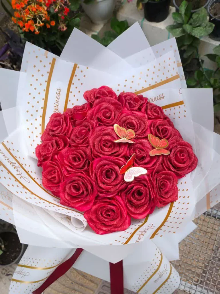دسته گل ۱۲ شاخه رز با تور برفی